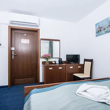 Marina Hotel *